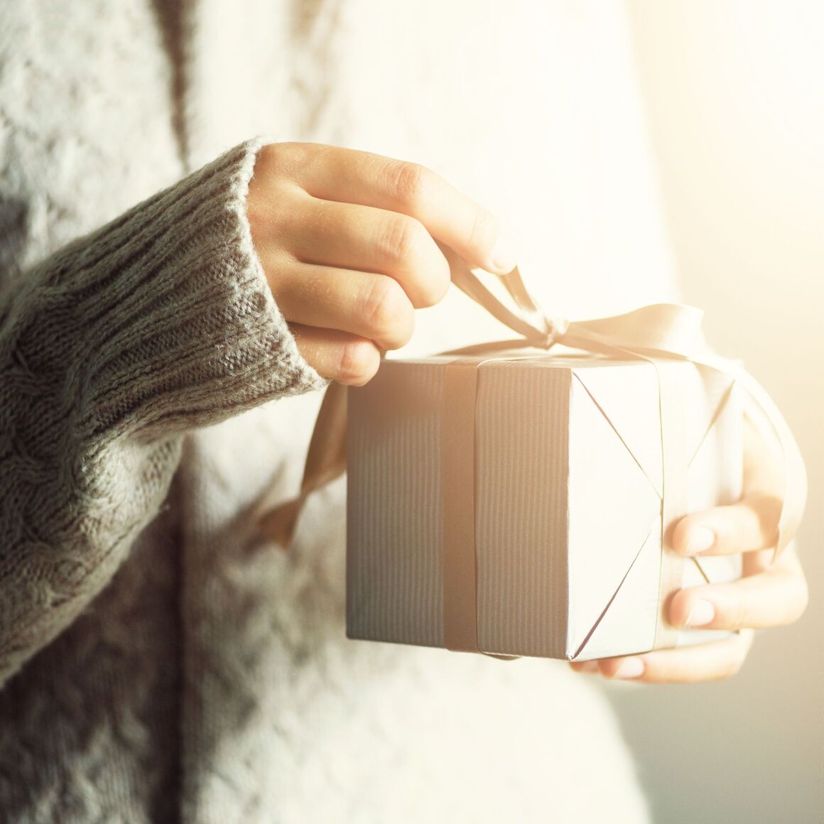 Weibliche Hände öffnen Geschenk-Box